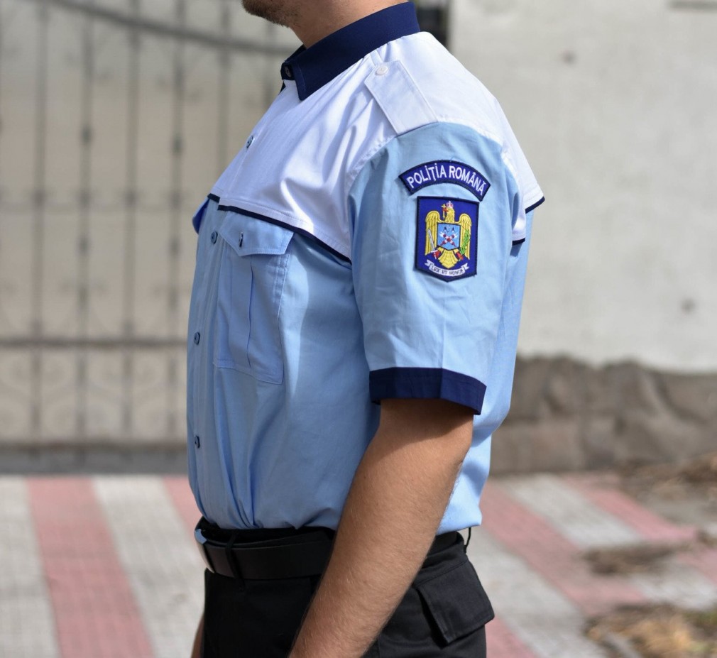 Anchetă după ce un polițist a avut un comportament indecent în magazin