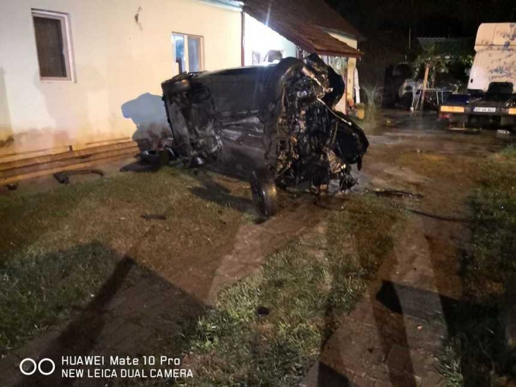 Un mort şi trei răniţi, după ce maşina în care se aflau a ieşit de pe şosea şi s-a izbit de o casă