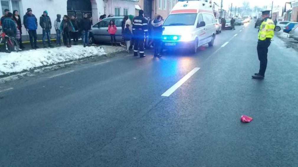 Două fete, lovite de un autoturism în timp ce traversau neregulamentar