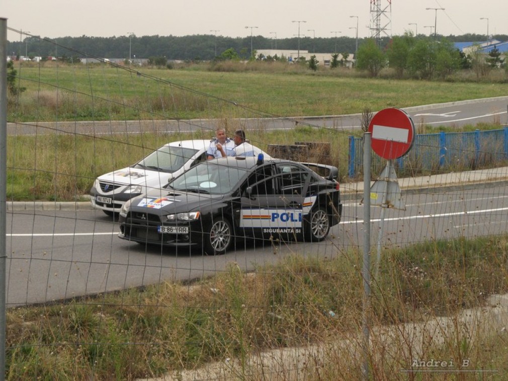 Polițist bătut de doi tineri