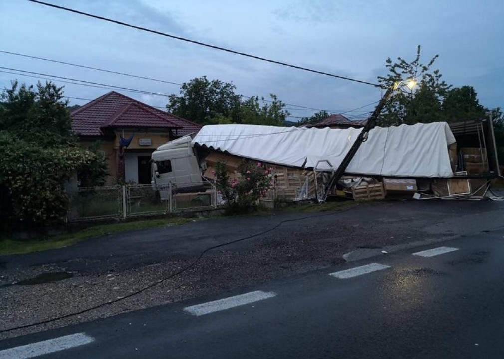 A ajuns în sediul poliției cu un camion