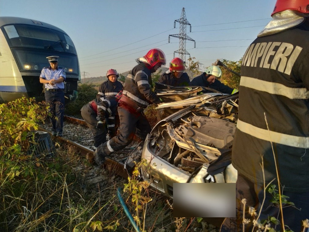 Trei persoane rănite, din care una încarcerată, după ce o mașină a fost lovită de tren