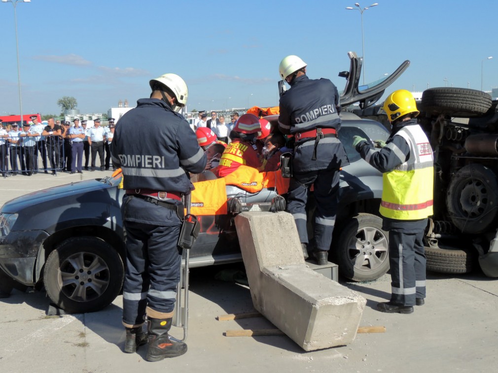 CAMION cu nisip a strivit o mașină. Trei persoane CAPTIVE