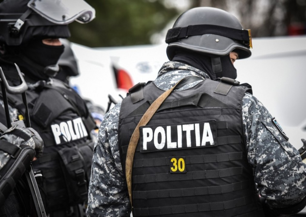 Polițiști bătuți după ce au intervenit să stingă un grătar