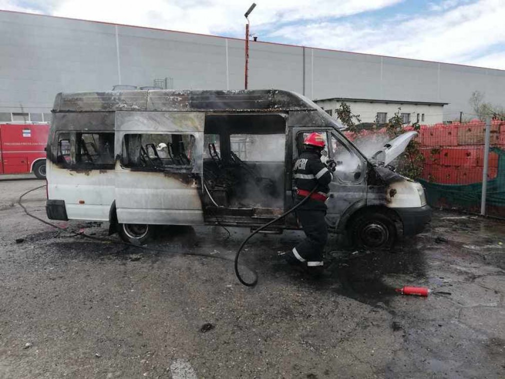 Un microbuz de pasageri a luat foc