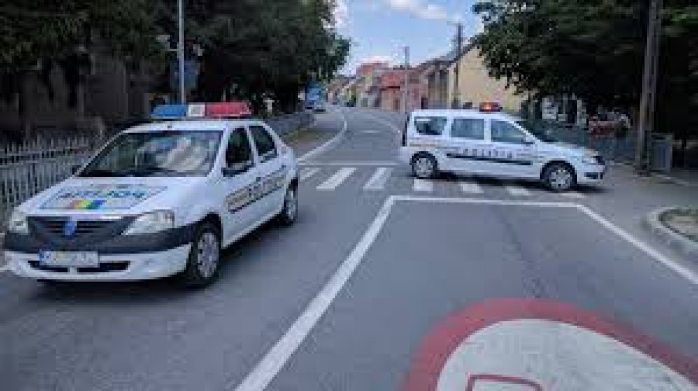 Doi tineri sunt răniţi grav după ce şoferul băut s-a răsturnat cu maşina