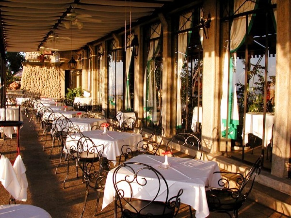 Au bătut ospătarii care nu i-au lăsat în chiloți în restaurant