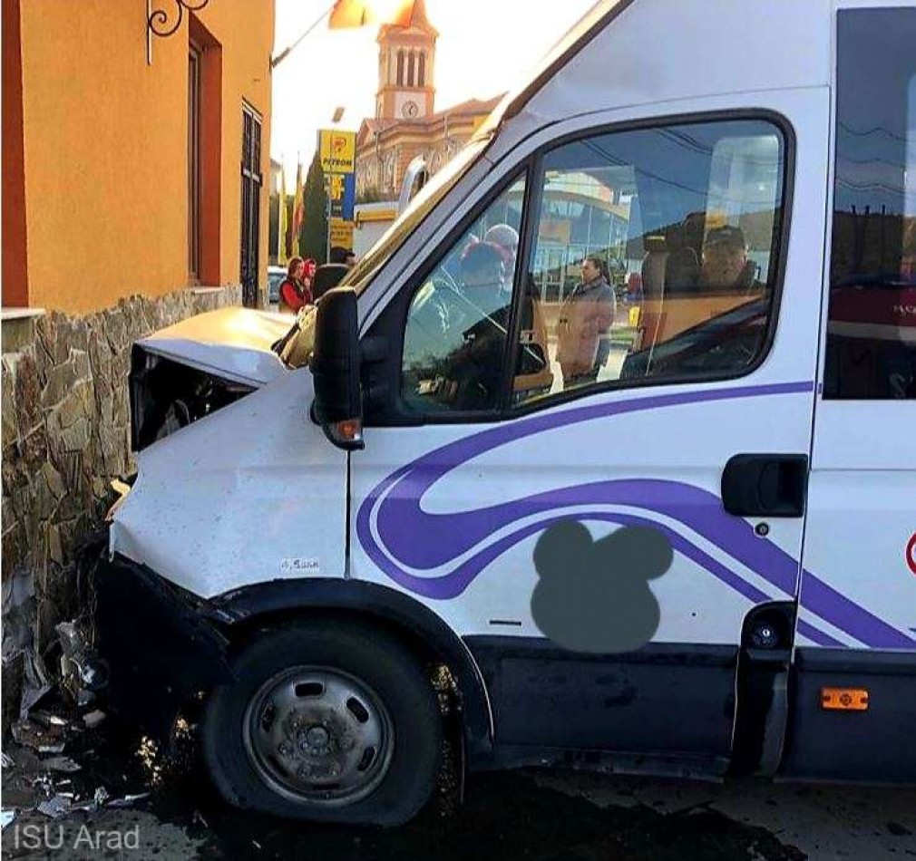 Patru persoane rănite, după ce un microbuz s-a izbit de o casă