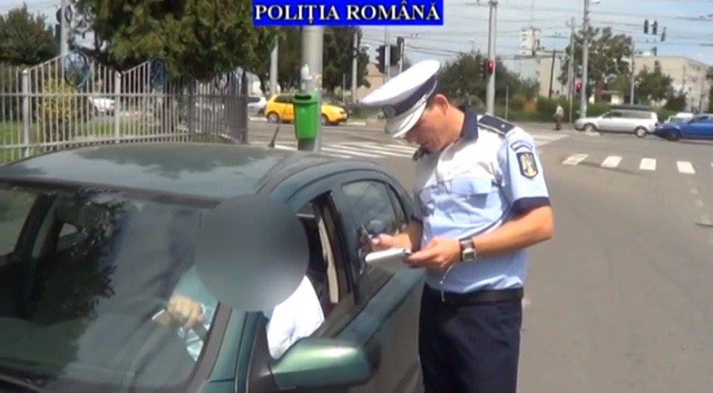 Poliţişti atacaţi cu topoarele după ce au prins un un şofer beat la volan