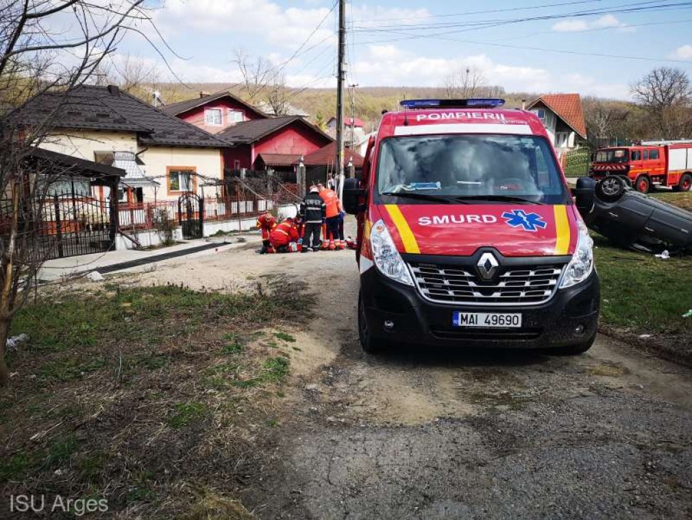 Un şofer a murit după ce a intrat cu autoturismul într-un parapet