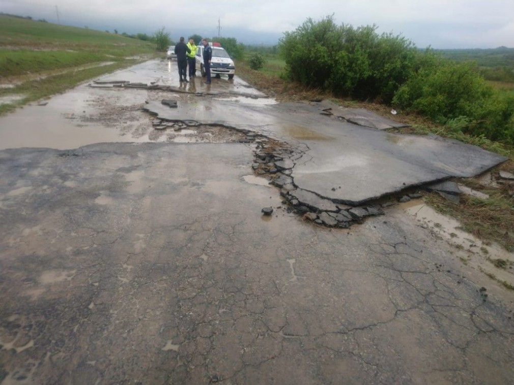 Drumuri blocate în România din cauza ploilor