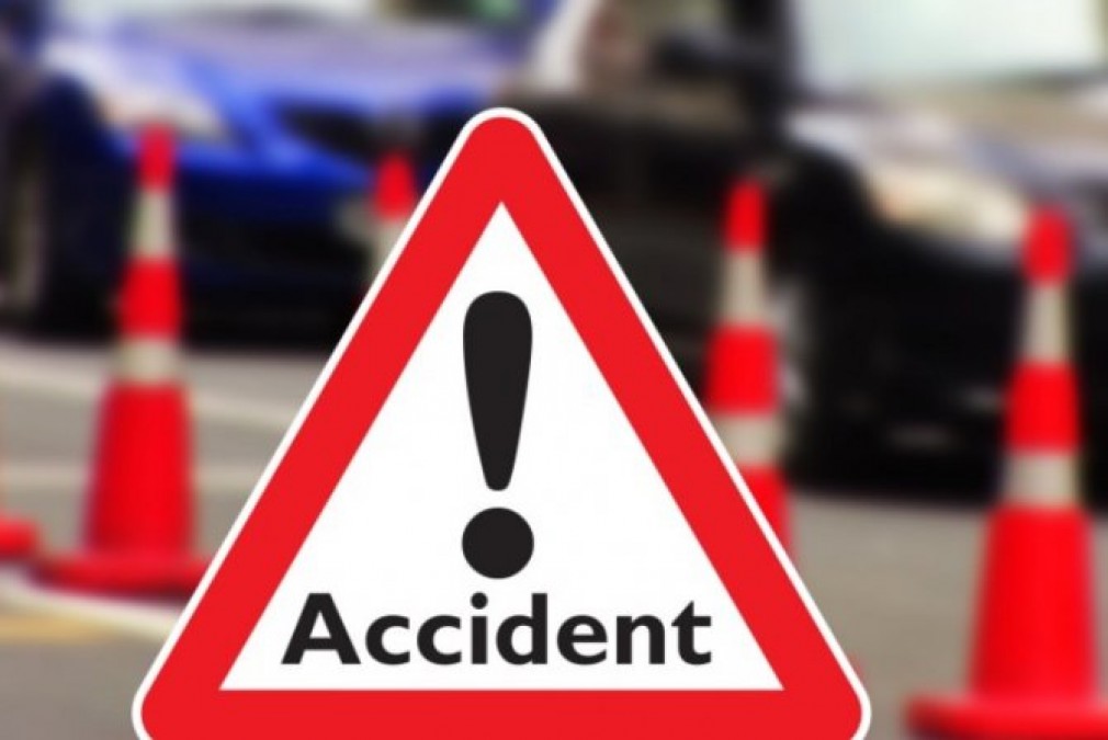 Accident în Argeş. O maşină a căzut într-o râpă