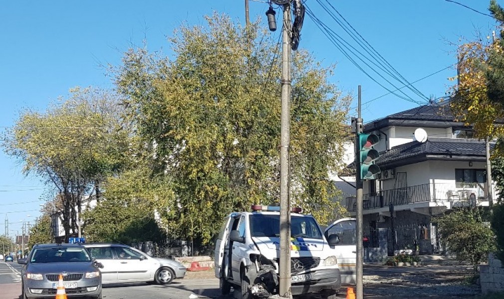 O maşină a Poliţiei a intrat într-un stâlp după ce autoturismul din faţa sa a virat neregulamentar