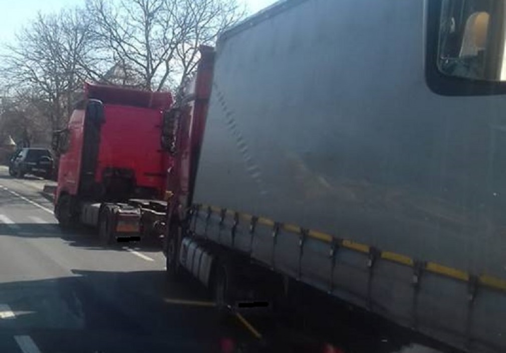 FOTO. Accident cu un TIR implicat