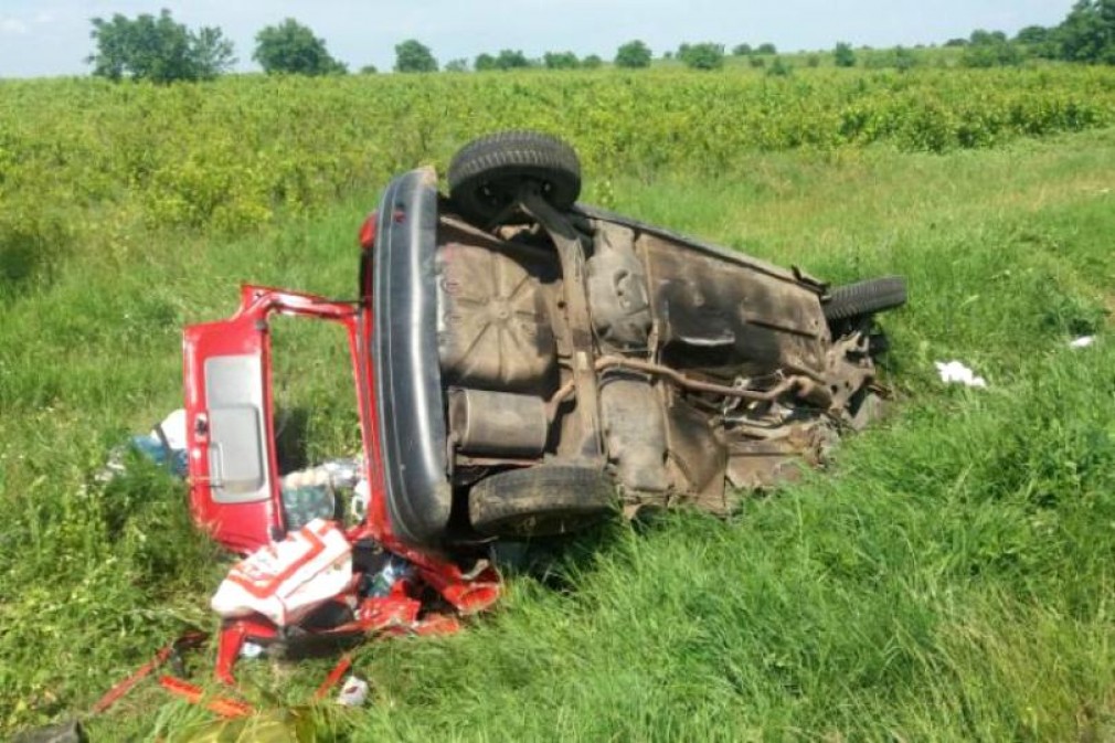 Beat și fără carnet a intrat într-un TIR