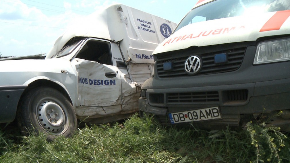 Grav accident cu o ambulanță și copii