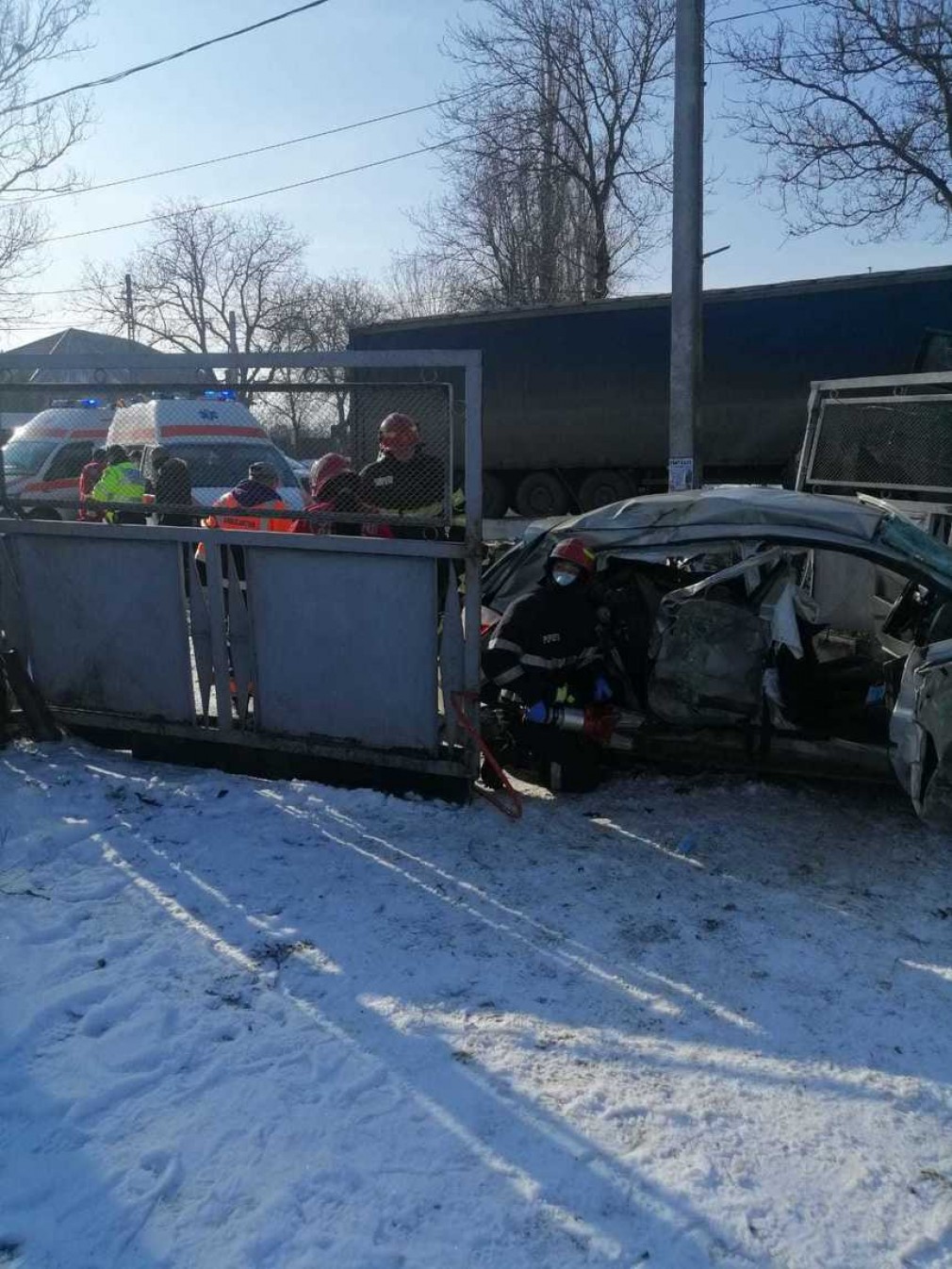 Trei morţi şi doi răniţi, după ce un autoturism a fost lovit de un camion