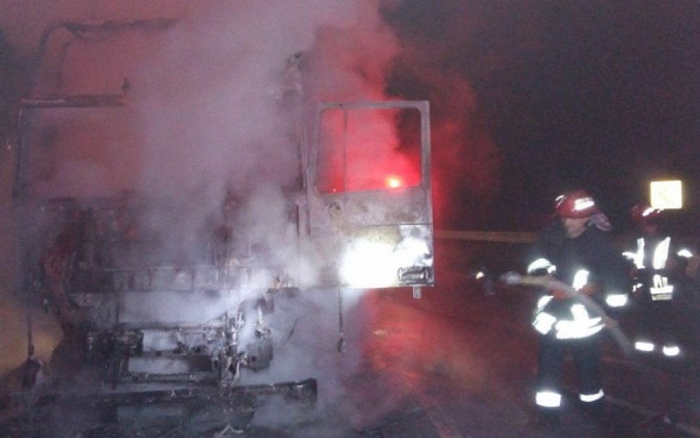 Un CAMION a luat foc în parcarea unui restaurant