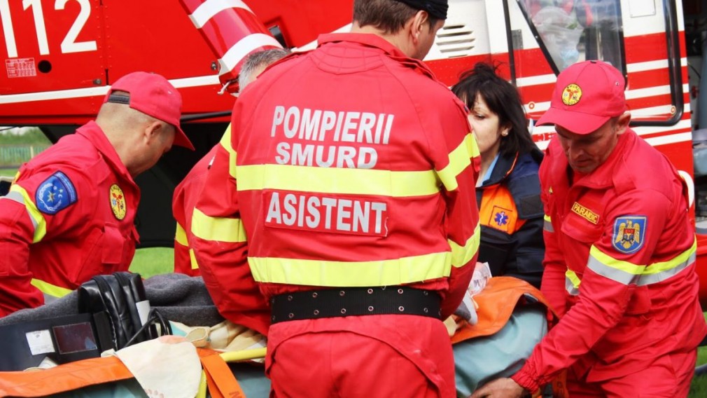 Cinci persoane rănite într-un accident pe DJ 601 între un microbuz şi un autoturism