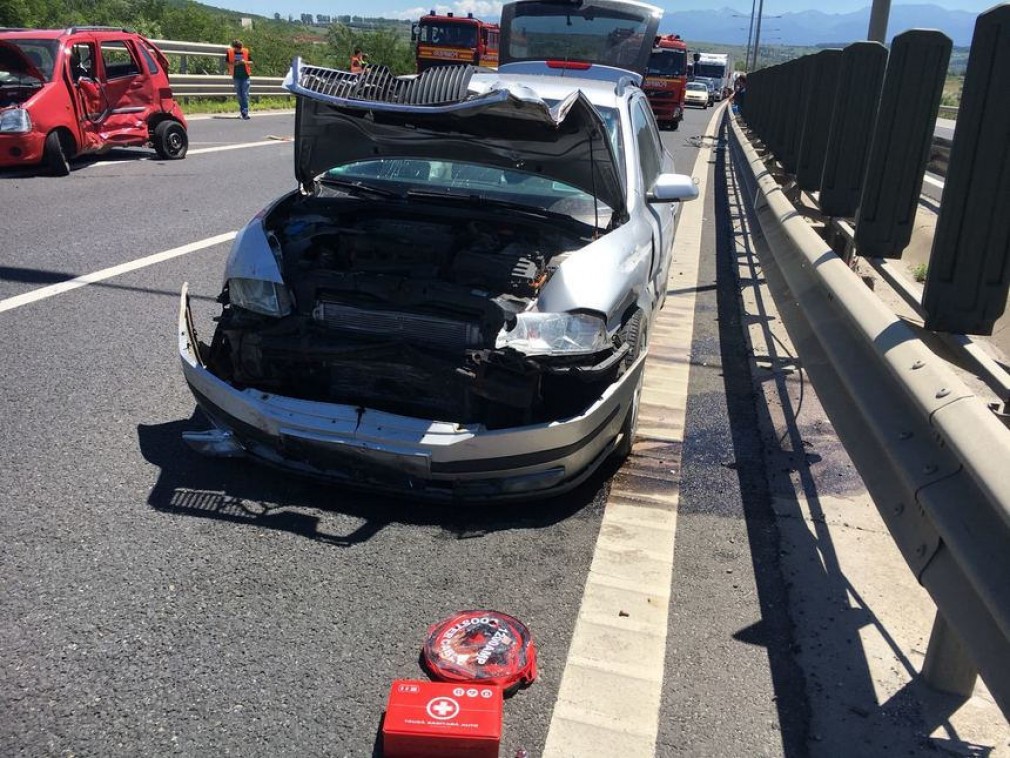 Şase persoane rănite, după ce o şoferiţă a întors pe autostradă