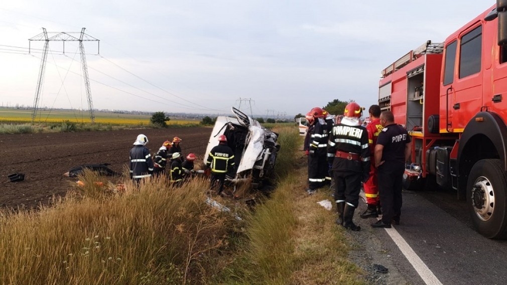 Trei persoane au murit şi patru au fost rănite, într-un accident între o dubă şi un autoturism