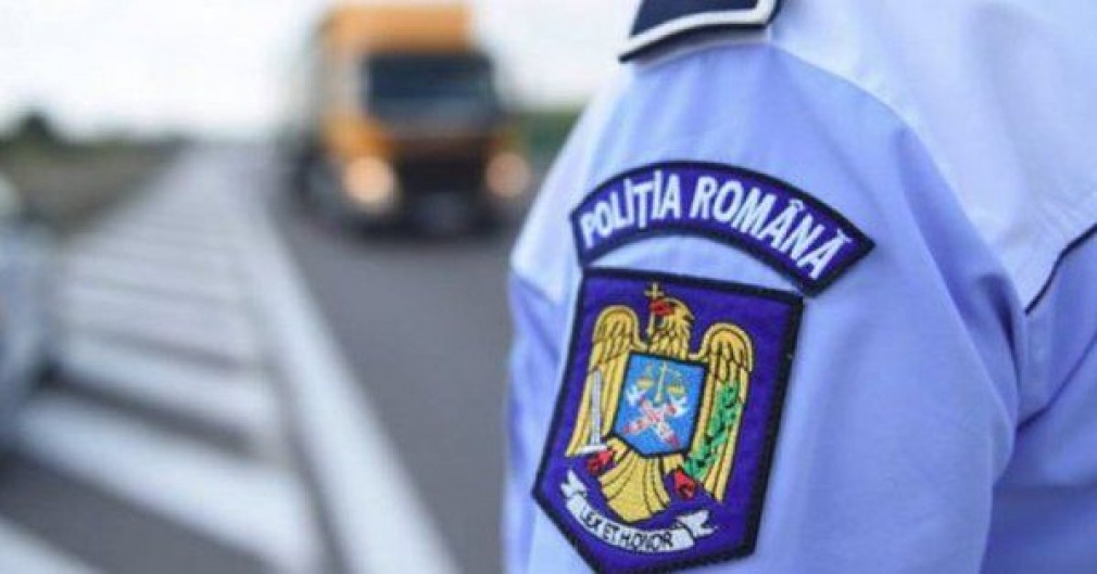 Un bărbat care pretindea că este poliţist şi legitimase două fete a fost prins de jandarmi