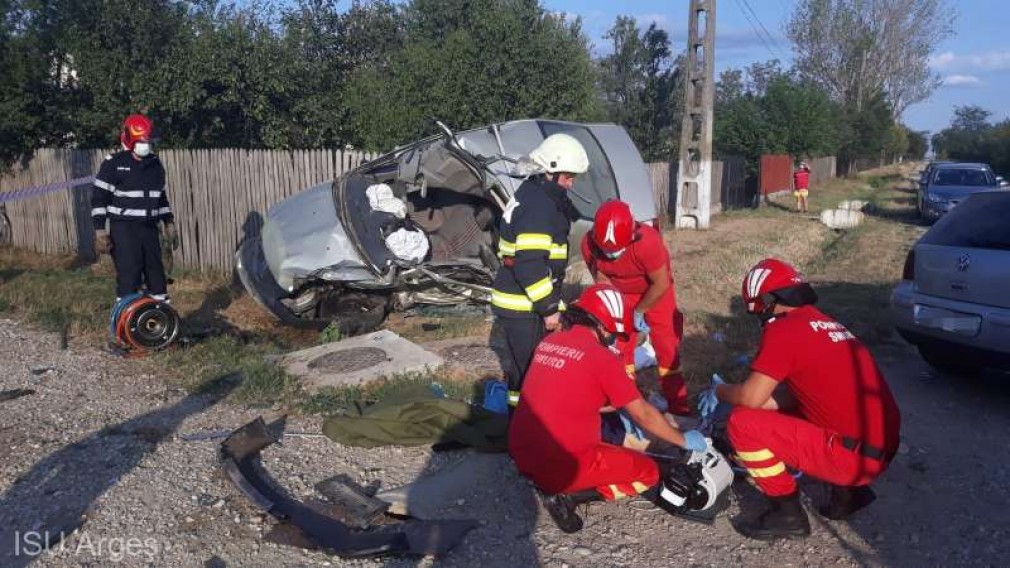 Un mort şi trei răniţi în urma unui accident provocat de o tânără fără permis