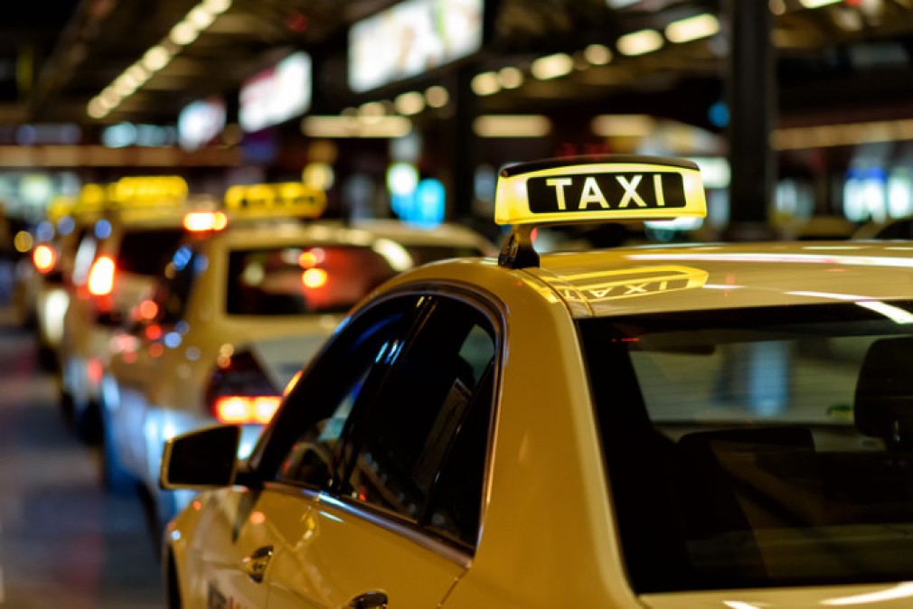 Tânăr din Galaţi, bătut de mai mulţi taximetrişti