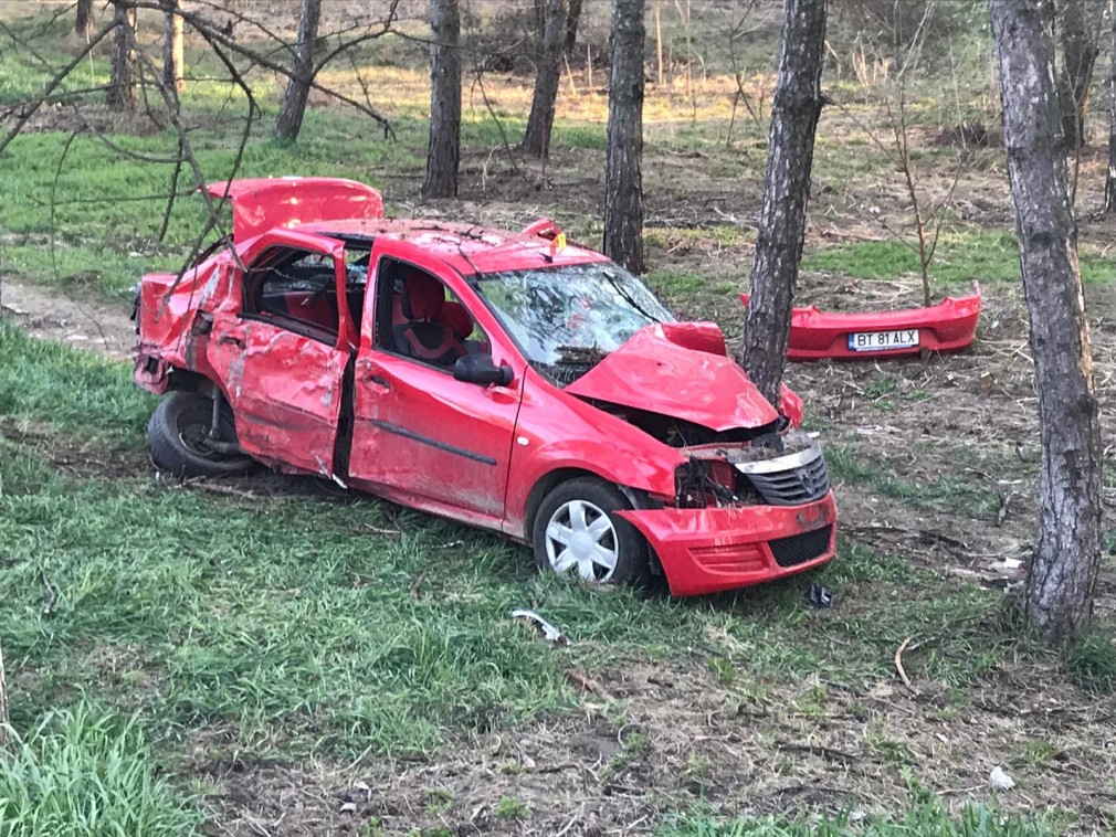 Polițist rănit după ce a intrata cu mașina în copac