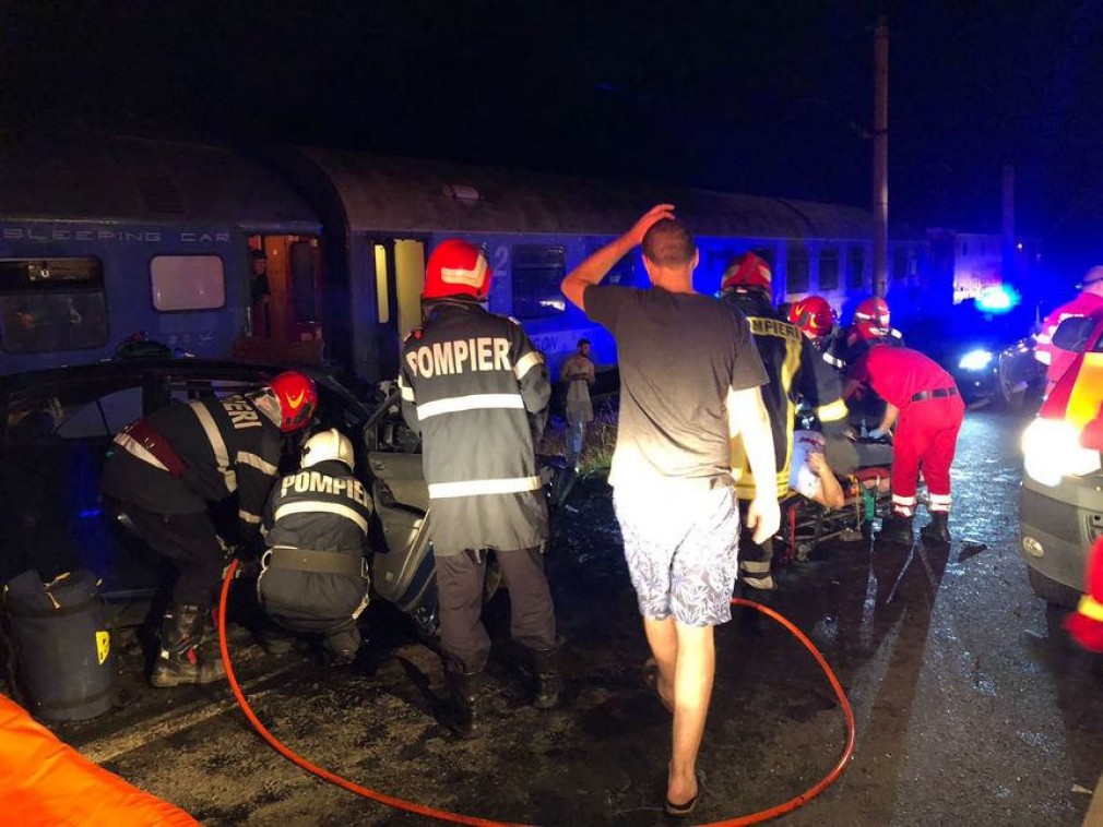 O mașină a izbit din plin un tren