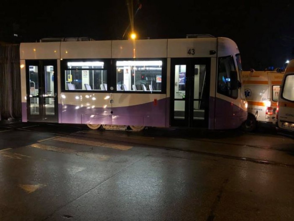 O ambulanţă în misiune s-a ciocnit cu un tramvai, la Timişoara