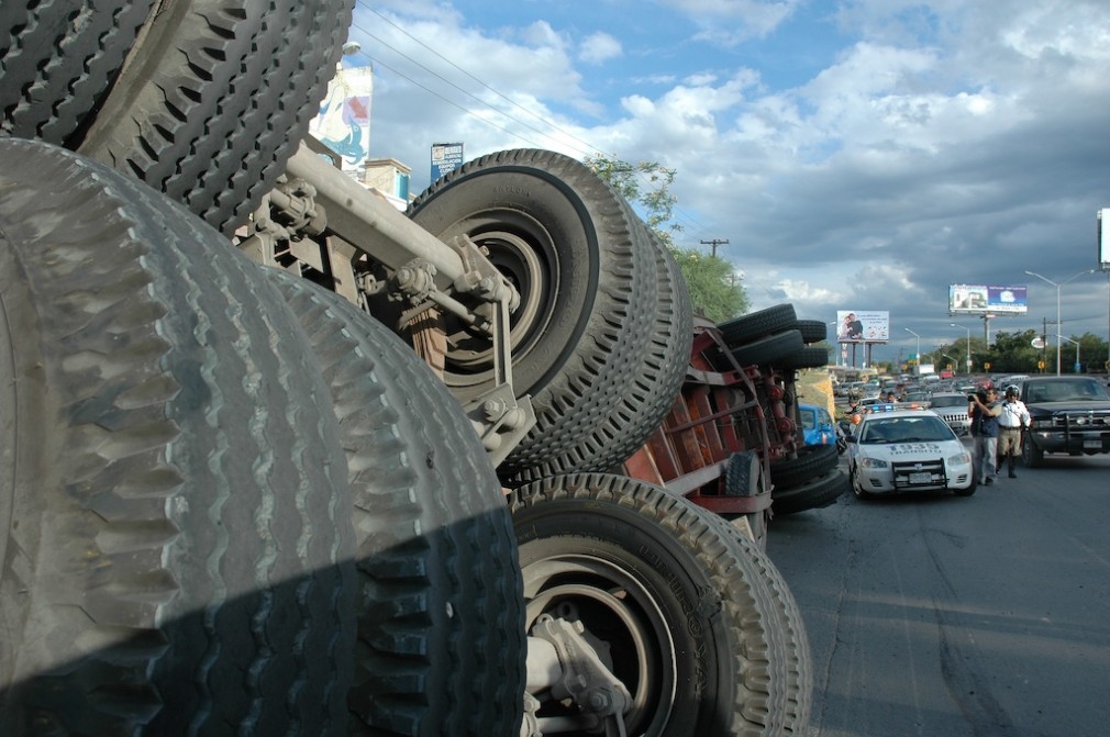 Grav accident de camion. Un mort