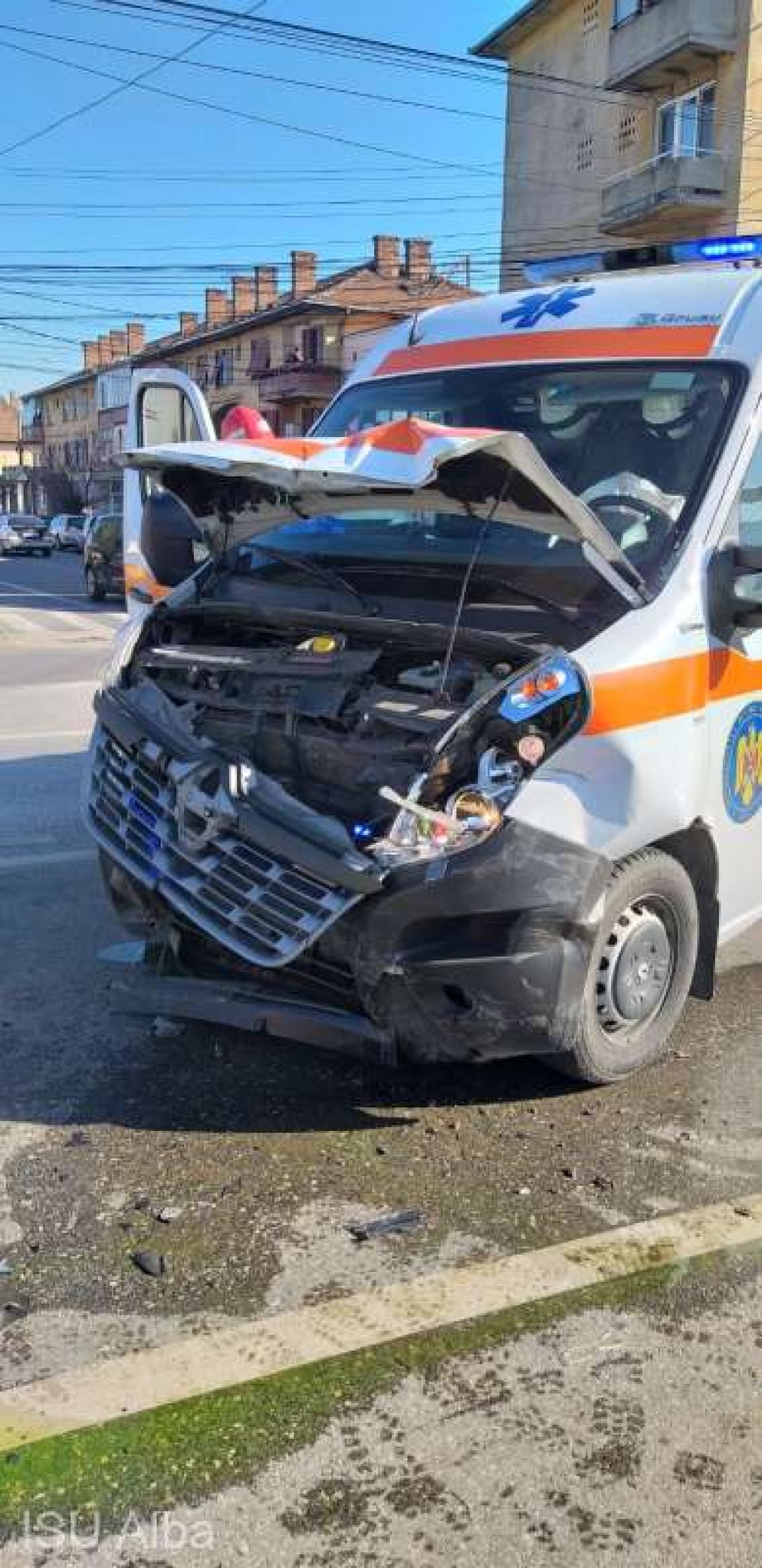 Trei răniţi în urma coliziunii între o ambulanţă şi un autoturism