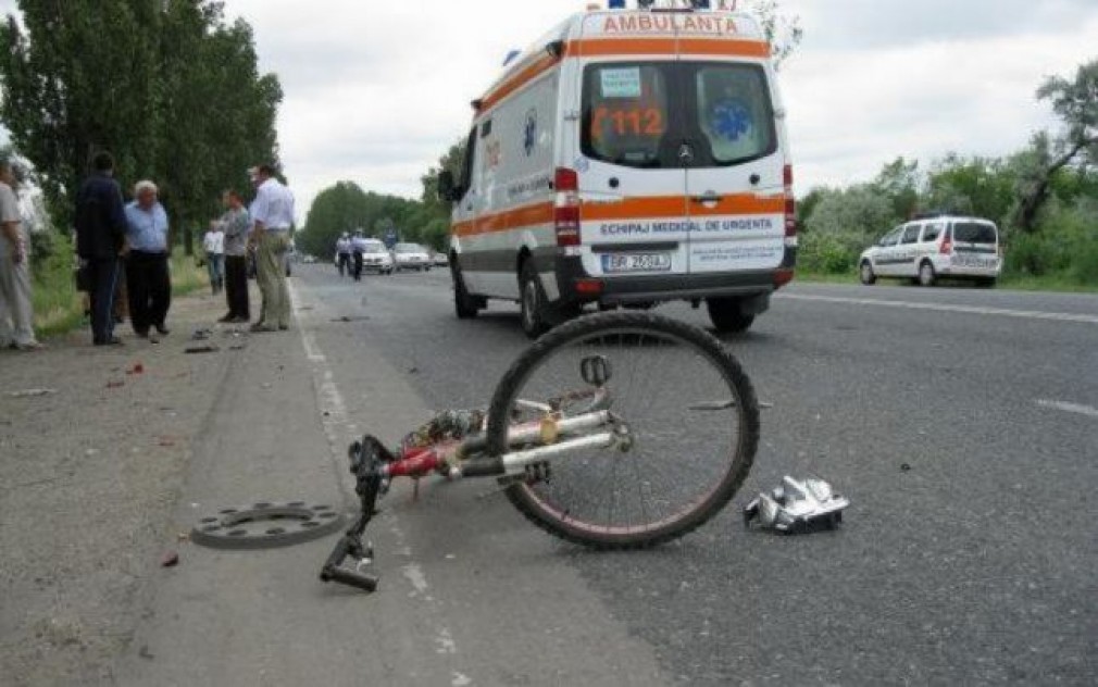 Fetiță, care nu s-a asigurat, a ieșit cu bicicicleta în fața mașinii