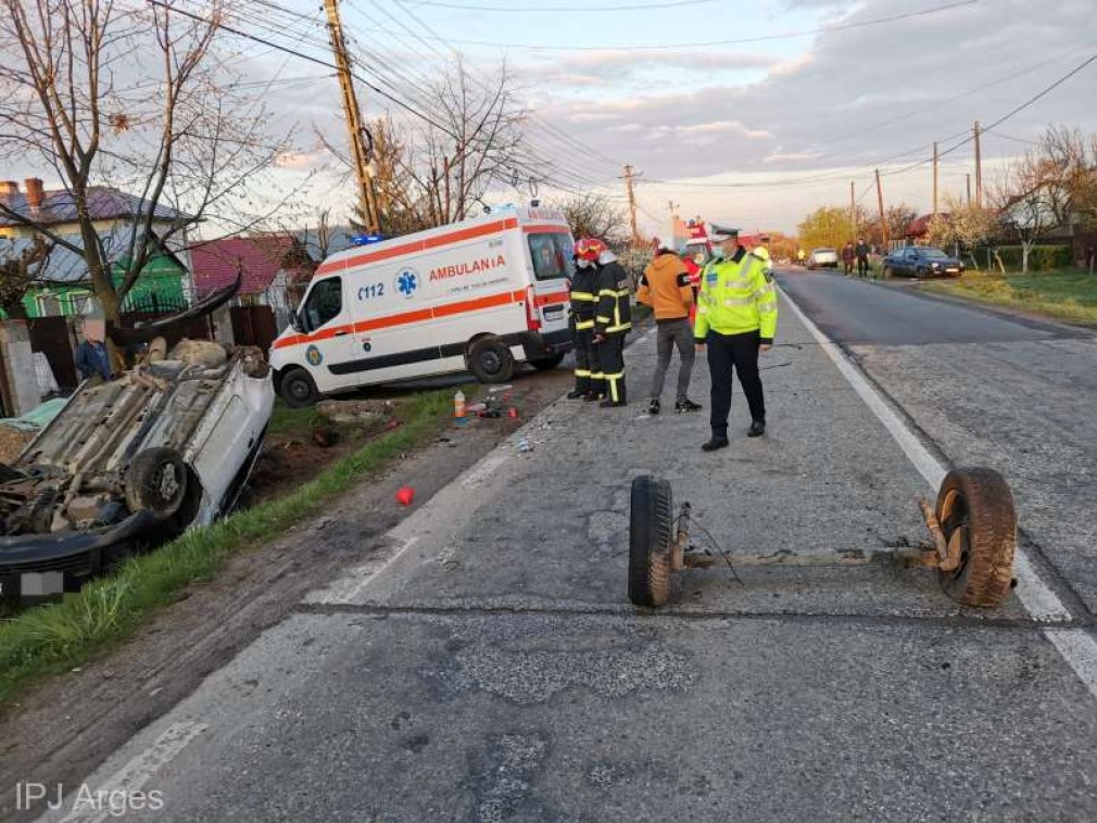 Autoturism răsturnat în urma coliziunii cu altă maşină; două persoane au fost rănite