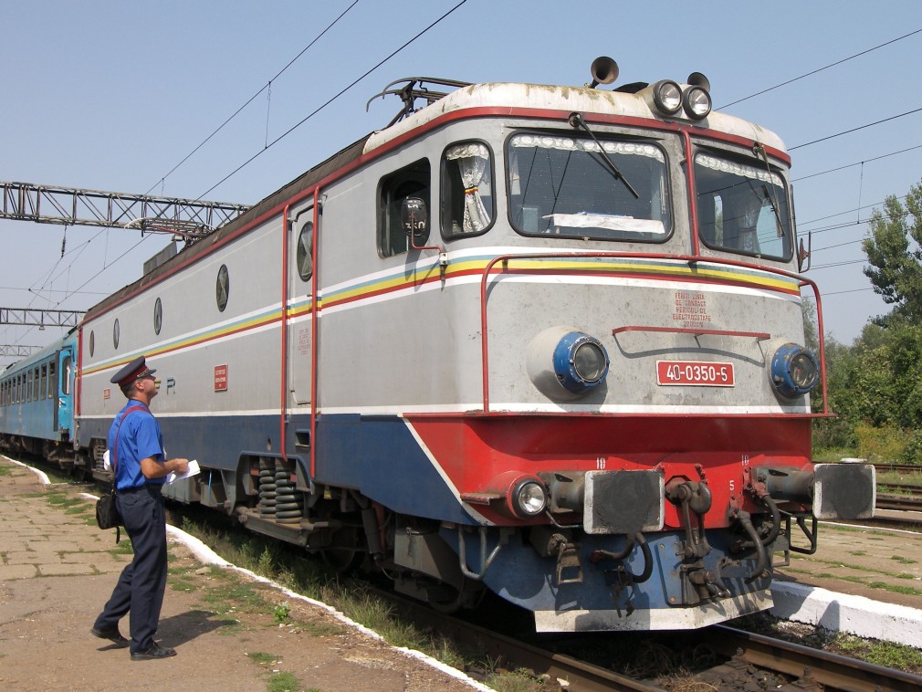 Tânăr de 20 de ani, mort după ce maşina pe care o conducea a fost lovită de un tren