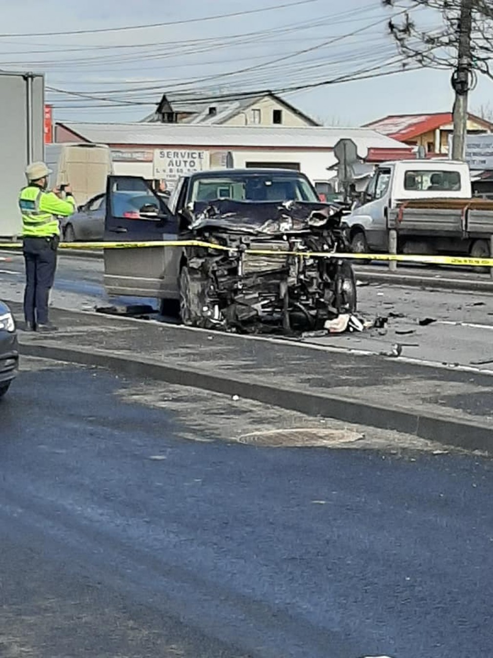 Mașină ruptă în două în timp ce voia să întoarcă pe DN1