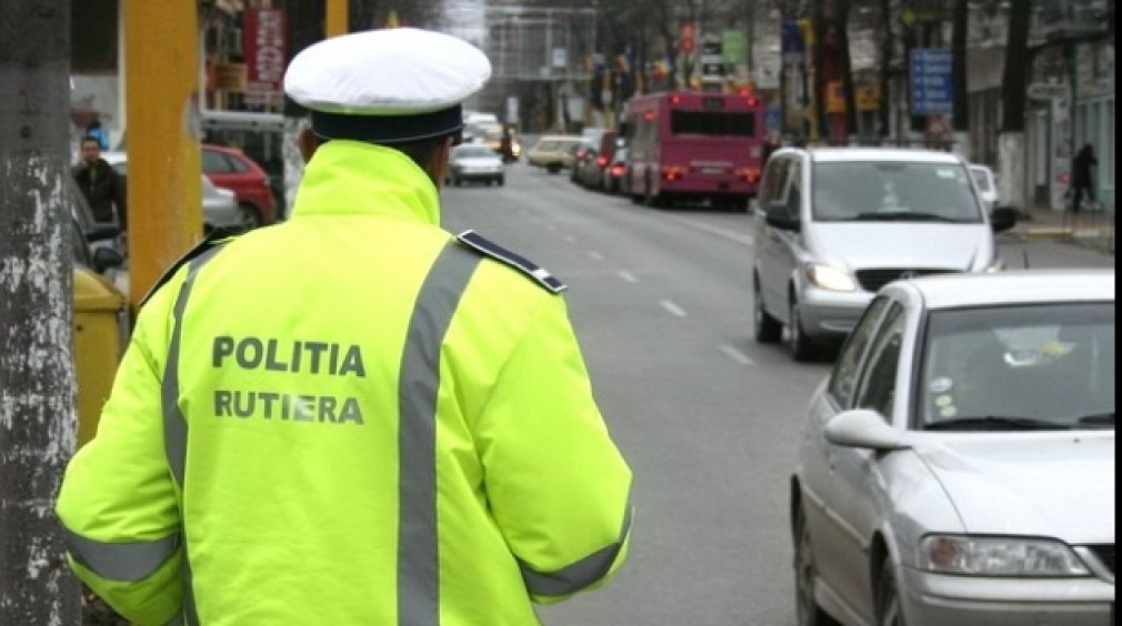 Şapte autoturisme parcate, distruse cu gantere şi pietre de un bărbat